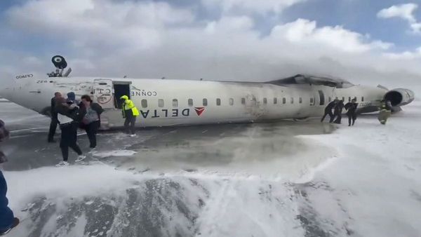 Delta Plane Crash Video: सामने आया टोरंटो के भयावह प्लेन क्रैश का नया वीडियो, पलक झपकते पलट गया विमान!