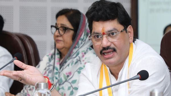 Maharashtra फडणवीस सरकार के मंत्री ने की घरेलू हिंसा, अब पत्‍नी-बेटी को हर महीने देने होंगे 2 लाख रुपये