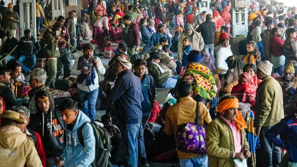 Freebies: राजनीतिक फायदे के लिए मुफ्त स्कीम पड़ेगी भारी! बनेगा दीर्घकालिक आर्थिक संकट, इस रिपोर्ट ने डराया