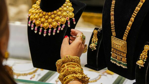 Gold Silver Rate Today: चांदी एक लाख के पार, सोने की कीमत ने भी उड़ाए होश, जानें आज क्या है ताजा भाव?