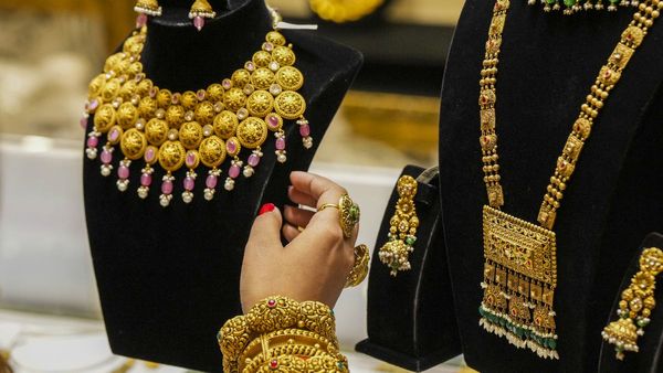 Gold Silver Price Today: सोने-चांदी की कीमतों में फिर हुआ बदलाव, जानें आपके शहर में क्या है ताजा भाव