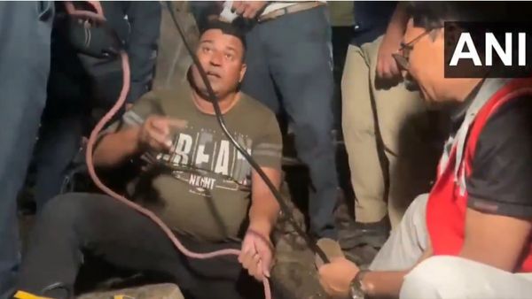 Gujarat: सूरत में दो साल का मासूम बच्चा मैनहोल में गिरा, ढूंढने के लिए जारी है सर्च ऑपरेशन