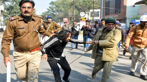 Hazaribagh Clash: महाशिवरात्रि पर हजारीबाग में हिंसक झड़प, झंडा बांधने-साउंड सिस्टम पर विवाद, दर्जनों घायल