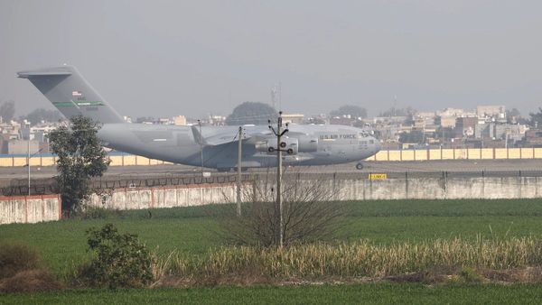 अमेरिका से डिपोर्ट भारतीयों का तीसरा विमान पहुंचा अमृतसर, 112 अवैध प्रवासी भेजे गए वापस