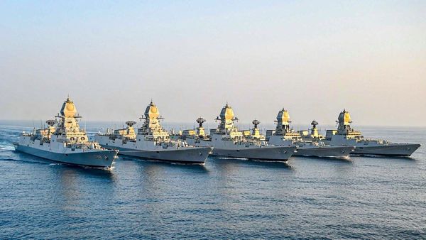 Indian Navy Jobs: भारतीय नौसेना में निकली बंपर भर्ती, मिलेगी एक लाख से ऊपर सैलरी, अभी करें अप्लाई
