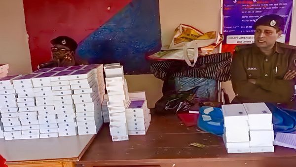 Bihar के रास्ते Nepal में होनी थी IPhone की सप्लाई, गुप्त सूचना पर हुई कार्रवाई में जब्त हुए इतने करोड़ के माल