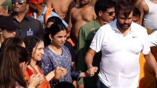 Mahakumbh 2025:महाकुभ में पहुंची ईशा अंबानी, पति आनंद पीरामल के संग लगाई त्रिवेणी संगम में डुबकी, देखें Video
