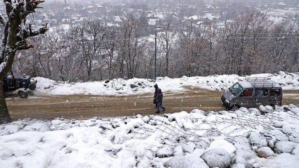 Bandipora: कश्मीर में भारी बर्फबारी और बारिश जारी! गुरेज घाटी में बर्फीले तूफान से एक घर तबाह