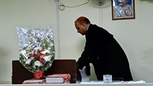 Retirement के दिन कुर्सी छोड़ते भावुक हो गए District Judge, किया कुछ ऐसा कि मिसाल बन गई सेवानिवृत्ति