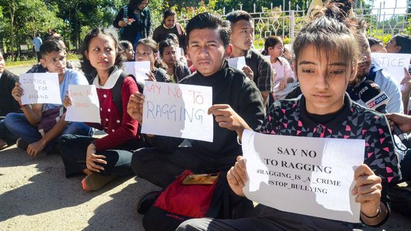 'मेरे बेटे को टॉयलेट सीट चाटने के लिए किया मजबूर', 15 साल के छात्र ने की आत्महत्या, मां ने लगाए रैगिंग के आरोप