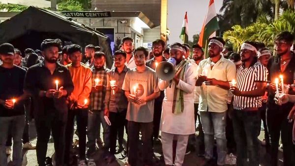 KIIT में नेपाली छात्रा की आत्महत्या से शुरू हुआ बवाल, सड़कों पर उतरे स्टूडेंट्स, निकाला कैंडल मार्च