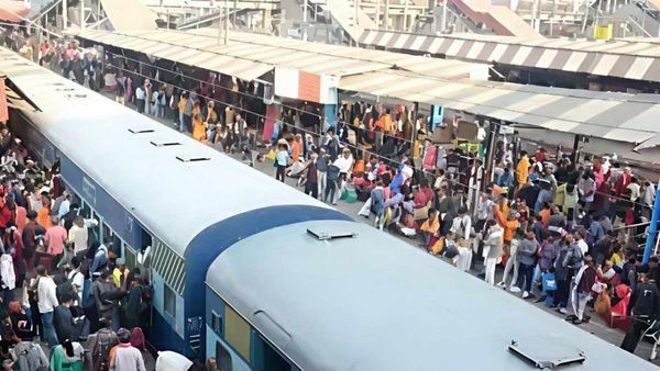 Maha Kumbh Special Train: श्रद्धालुओं को नियंत्रण करने के लिए RPF ने किया बल प्रयोग, जानिए क्यों आई ये नौबत