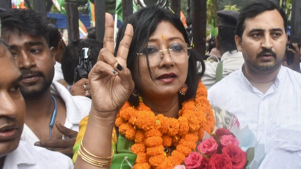 Mahua Maji Accident: महाकुंभ से लौट रही महुआ माजी का एक्सीडेंट, खड़े ट्रक से टकराई कार, रांची में चल रहा इलाज