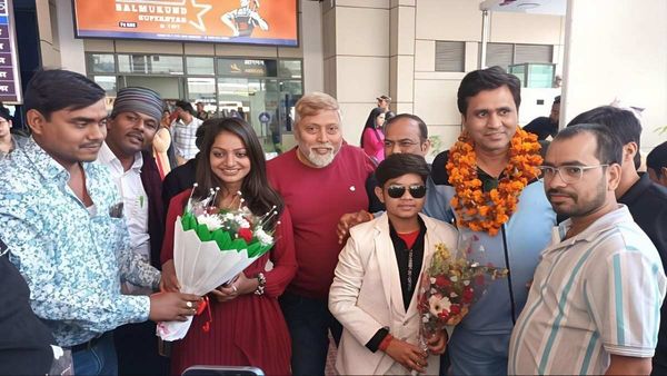 Viral Girl को लेकर डायरेक्टर सनोज मिश्रा ने किया चौंकाने वाला खुलासा, बताया- Monalisa को ही क्यों चुना?