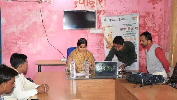 MP News: रजिस्ट्री कैंप में अचानक पहुंची कलेक्टर, व्यवस्था देखते ही लिया एक्शन