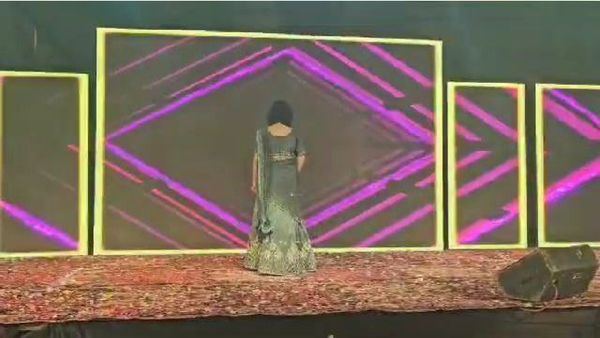 Indore News: डांस करते वक्त स्टेज पर गिरी 23 साल की लड़की, फिर नहीं उठी, Video