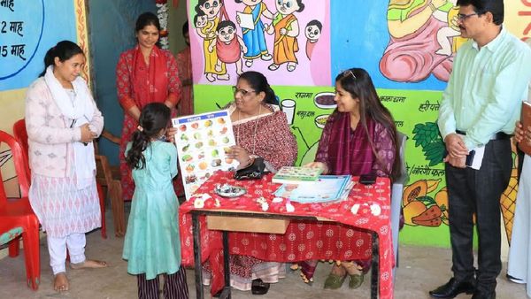 MP: आंगनवाड़ी में बच्चों के बीच मंत्री और कलेक्टर, कौन है मोटी आई, जिनसे किया संवाद