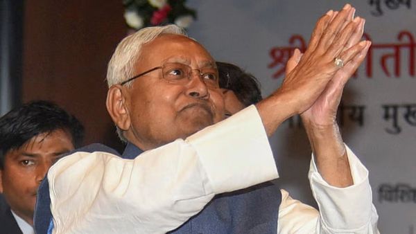Bihar Politics: दिल्ली CM के शपथ ग्रहण समारोह में शामिल नहीं होंगे NItish Kumar, अब उठने लगे ये सवाल