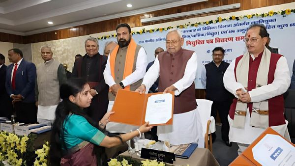 Jobs In Bihar: 6,837 जूनियर इंजीनियरों को मिले नियुक्ति पत्र, CM Nitish Kumar ने खुद दिया Appointment Letter
