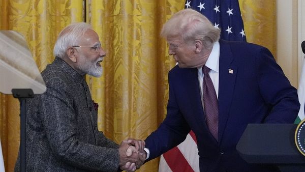 PM Modi Donald Trump Meet: 'हमारे मिलने का मतलब एक और एक 11', ट्रंप से गले मिलकर बोले PM मोदी