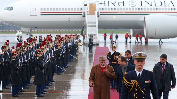 PM मोदी फ्रांस यात्रा पर पेरिस पहुंचे, मैक्रों ने लगाया गले, लगे 'मोदी-मोदी' के नारे, जानें आगे होगा क्या?