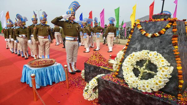 Pulwama Attack: 1.56 से 2.94 करोड़ तक का मुआवजा, सरकारी नौकरी, पुलवामा शहीदों के परिजनों को क्या-क्या मिला ?