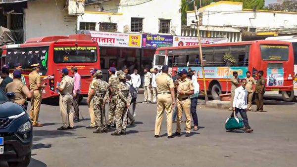 पुणे रेप केस: जमानत पर बाहर आया था आरोपी, फोटो जारी कर रखा एक लाख का इनाम, युवती से बस में की हैवानियत