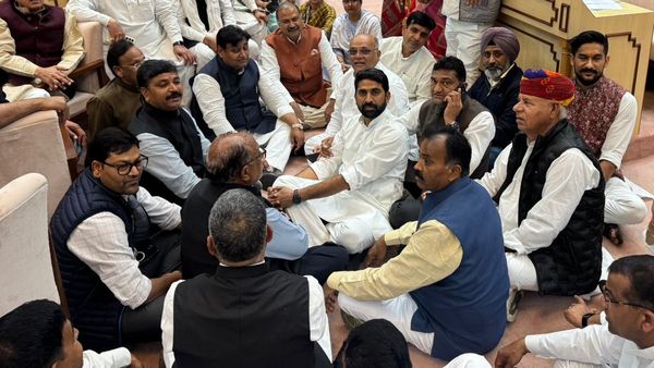 Rajasthan Congress: कौन हैं वो 6 MLA, जो 'आपकी दादी' पर हंगामा करके हुए सस्‍पेंड, अब विधानसभा में धरना