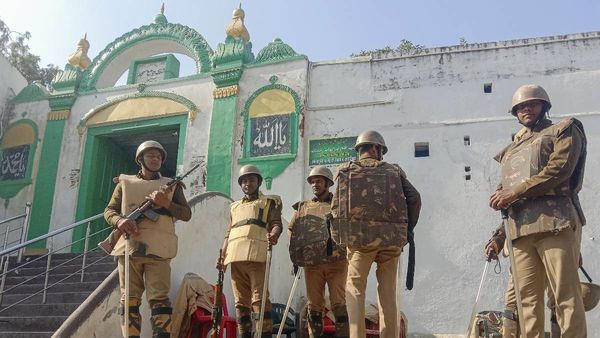 संभल जामा मस्जिद की रंगाई-पुताई से ASI ने किया इनकार, कहा- हाईकोर्ट ने केवल सफाई के दिए आदेश