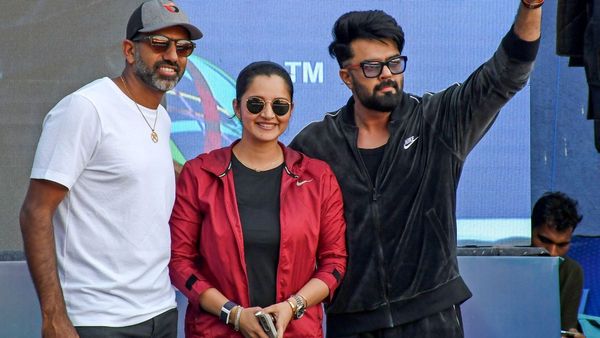 कौन वो जिसके साथ सानिया मिर्ज़ा ने मनाया भारत की जीत का जश्न, शोएब मलिक को लगेगी मिर्ची