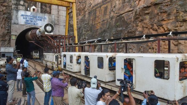 SLBC Tunnel: तेलंगाना के श्रीशैलम टनल में 45 घंटे से फंसे हैं 8 लोग, रेस्क्यू ऑपरेशन जारी, पढ़ें ताजा अपडेट