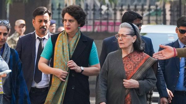 Sonia Gandhi Hospitalized: सोनिया गांधी की बिगड़ी तबीयत, दिल्ली के गंगा राम अस्पताल में भर्ती