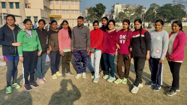 Success Story: 12 सहेलियां एक साथ बनने वाली हैं UP पुलिस कांस्‍टेबल, खाकी वर्दी से बस एक कदम दूर