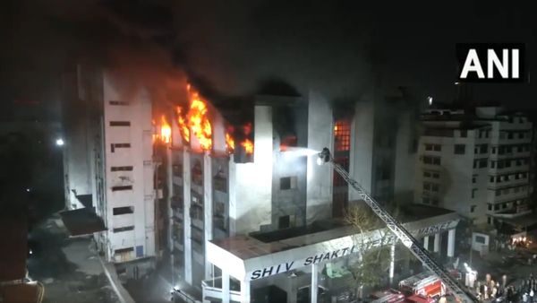 Surat: धू-धू कर जल उठा सूरत के कपड़ा मार्किट, बंद कराई गईं 800 दुकानें, पूरा इलाका कराया खाली