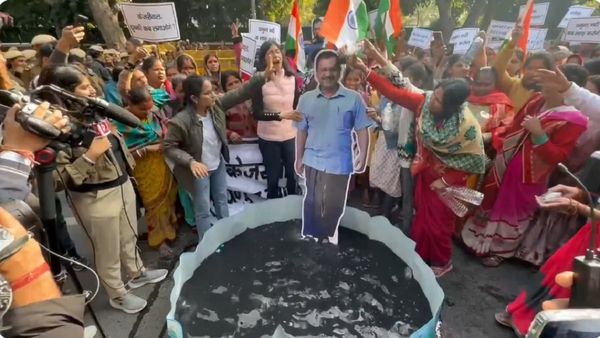 Delhi Chunav: स्वाति मालीवाल को दिल्ली पुलिस ने फिर से लिया हिरासत में, आखिर अब केजरीवाल के खिलाफ क्या किया?