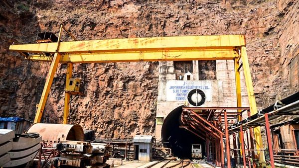SLBC Tunnel: पानी से भरे श्रीशैलम टनल में फंसे 8 मजदूर, बचाव कार्य में क्यों आ रही बड़ी चुनौतियां?