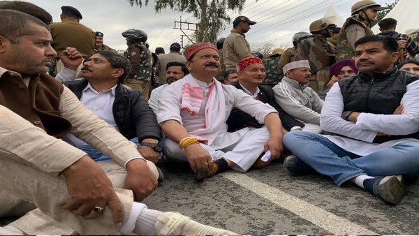 UCC में लिव-इन-रिलेशन और स्मार्ट मीटर का कांग्रेस ने किया विरोध, सड़क से लेकर सदन तक किया घेराव