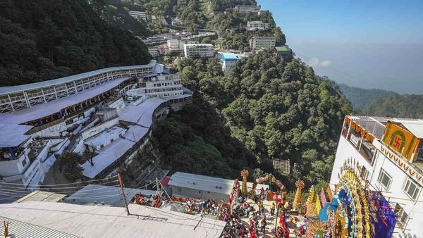 वैष्णो देवी दर्शन को लेकर दिव्यांगों, बुजुर्गों के लिए खुशखबरी! हेलिकॉप्टर सेवा में छूट, ऐसे करें बुकिंग