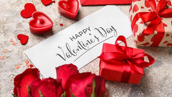 Valentine Day Gifts: वैलेंटाइन डे पर पार्टनर को भूलकर भी ना दें ऐसे गिफ्ट्स, रिश्ते को बनाएगा कमजोर