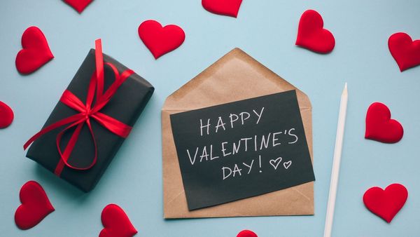 Valentine Day 2025: 14 फरवरी को मनाया जा रहा है 'वैलेंटाइन डे', पार्टनर को भेजें ये प्यारभरे मैसेजेस