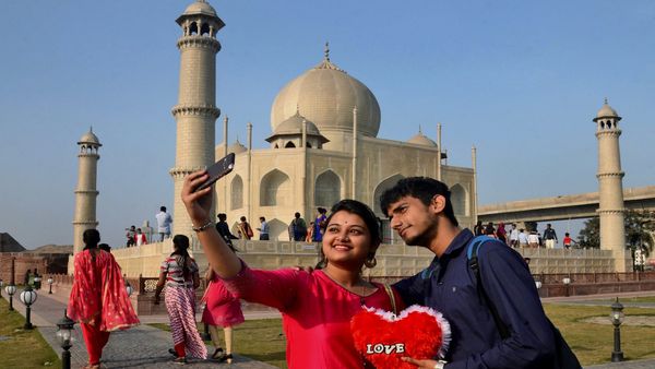 Valentine Day 2025: प्यार की कोई भाषा नहीं होती, वैलेंटाइन डे पर जानिए बिना बोले कैसे करें इज़हार?