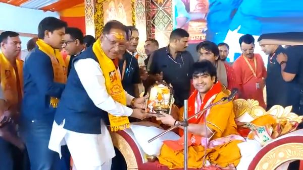 बागेश्वर धाम में पहुंचे छत्तीसगढ़ के CM विष्णुदेव साय, पंडित धीरेन्द्र कृष्ण शास्त्री से की मुलाकात, VIDEO