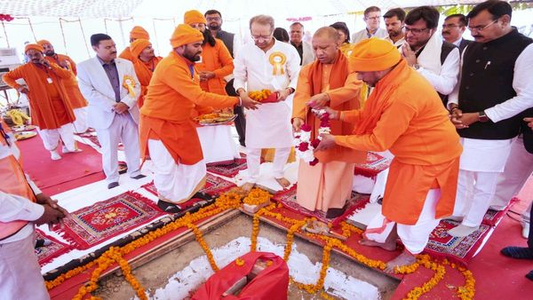 'छोटी काशी' में सीएम योगी का विपक्ष पर हमला, बोले-विकास पसंद न करने वालों को महाकुंभ ने दिखाया आईना