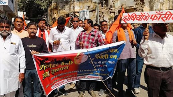 बिजयनगर रेप-ब्लैकमेल कांड में SIT का गठन, छात्राओं ने ब्रह्माजी को ज्ञापन सौंपकर मांगा न्‍याय