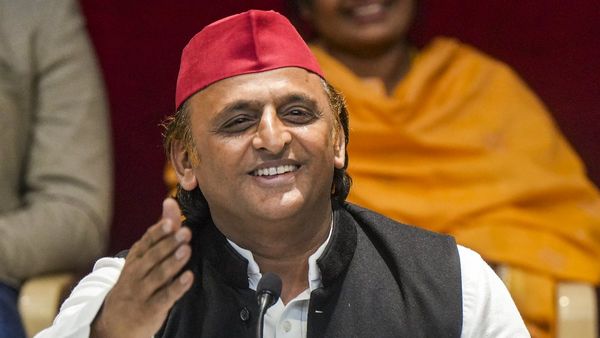 'उछल-उछलकर चलना पड़ता है बुंदेलखंड एक्सप्रेस-वे पर', हमीरपुर में अखिलेश यादव ने बीजेपी को यूं घेरा