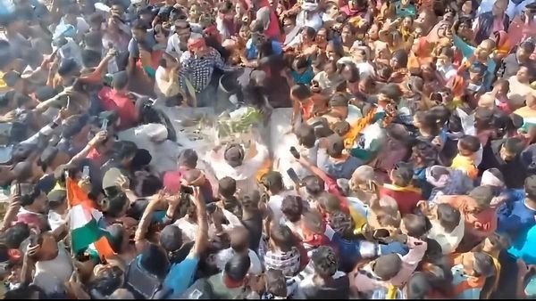 Begusarai News: आर्मी जवान विवेक का पार्थिव शरीर देखने उमड़ा लोगों का हुजूम, नम आखों से दी गई विदाई