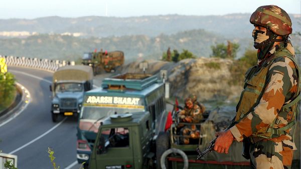 J&K Encounter: हंदवाड़ा में सुरक्षा बलों और आतंकियों के बीच मुठभेड़, सर्च ऑपरेशन शुरू