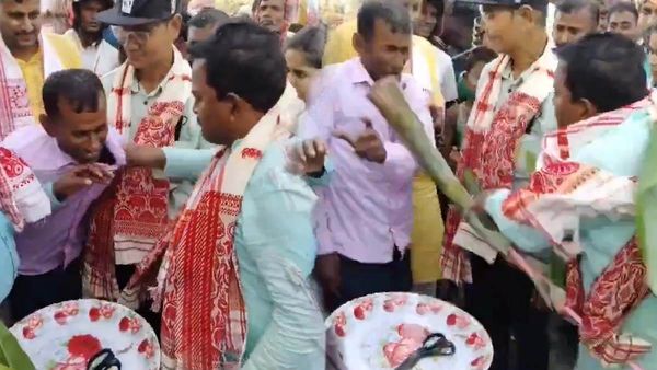 Asam MLA Viral Video: लाल की जगह गुलाबी रिबन देख भड़के विधायक, कर्मचारी को केले के तने से पीटा, देखें VIDEO