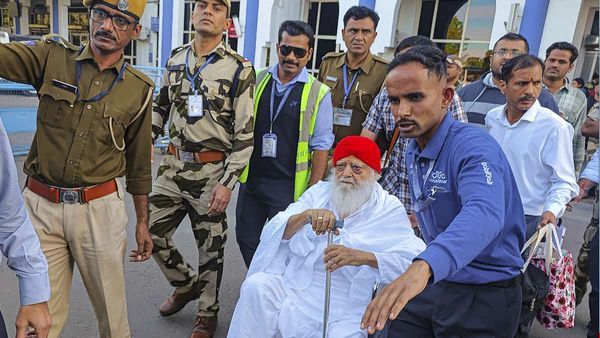 Asaram Bapu: गुजरात हाईकोर्ट से आसाराम बापू को बड़ी राहत, तीन महीने की दी अंतरिम जमानत