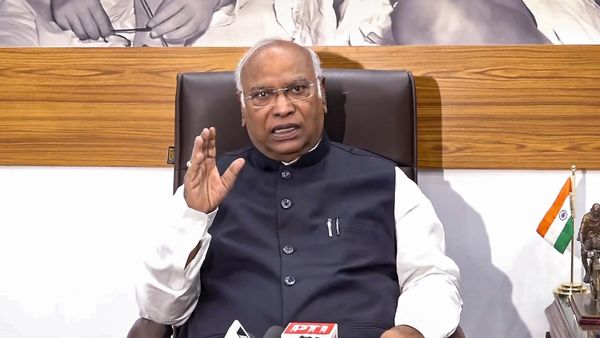 ATM चार्ज बढ़ने पर खड़गे ने केंद्र सरकार को घेरा, कहा, 'मोदी सरकार ने बैंकों को लूट का कलेक्शन एजेंट बनाया'